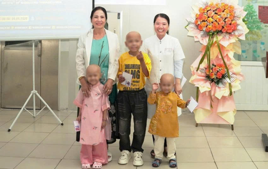 3 bệnh nhi khỏe mạnh trở về với gia đình . Ảnh: BVCC