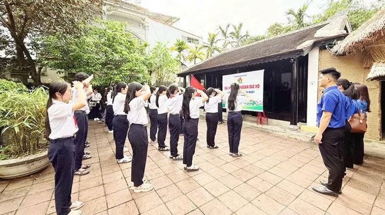 Học sinh đến tham quan Di tích Nhà lưu niệm thời niên thiếu Bác Hồ tại 158 Mai Thúc Loan, phường Phú Xuân (TP Huế).