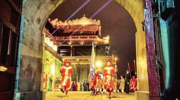 Huế đang cố gắng mở thêm dịch vụ để phục vụ khách du lịch khi đêm xuống.