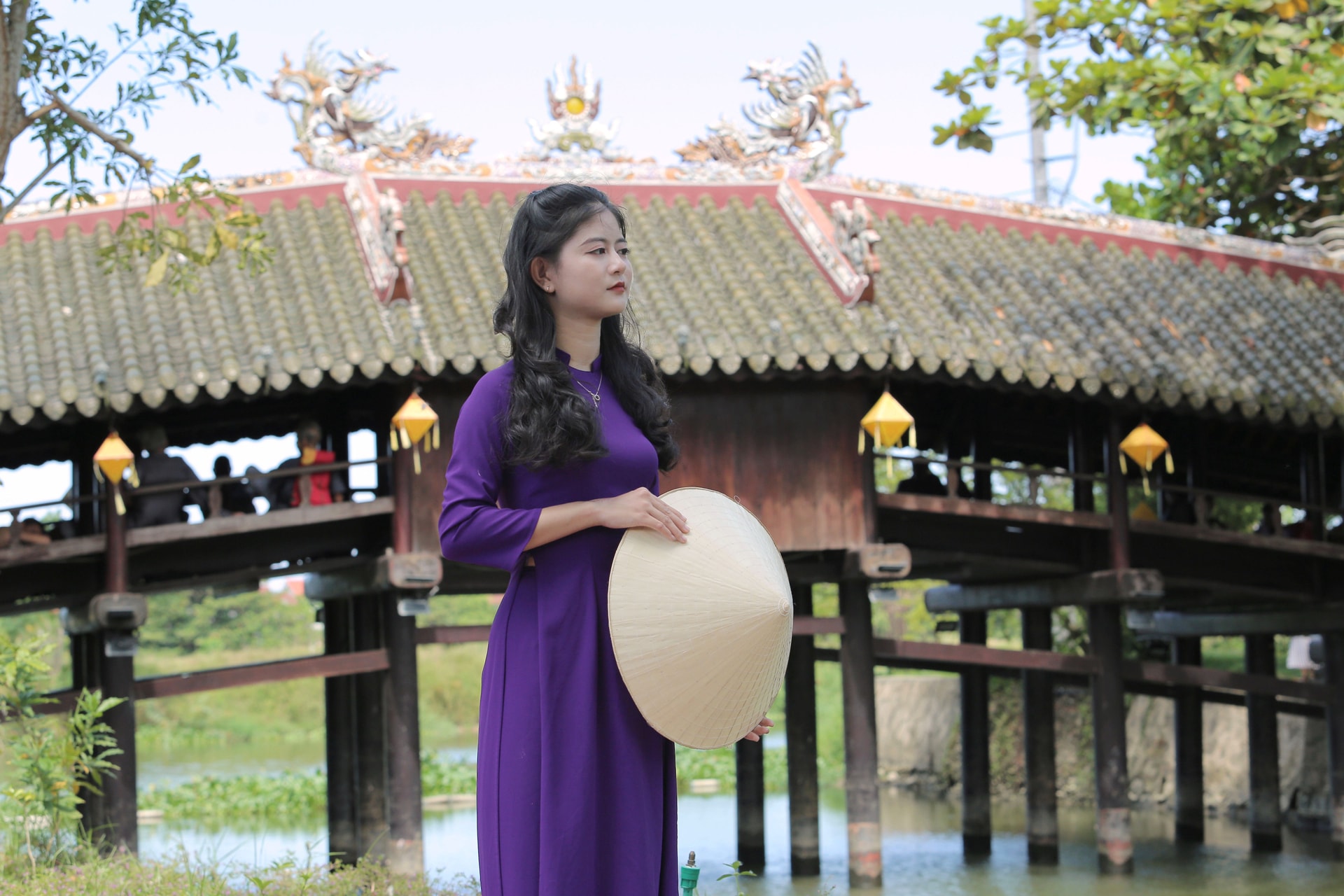 Tà áo dài tím Huế bên cầu ngói Thanh Toàn. Ảnh: M.T.A