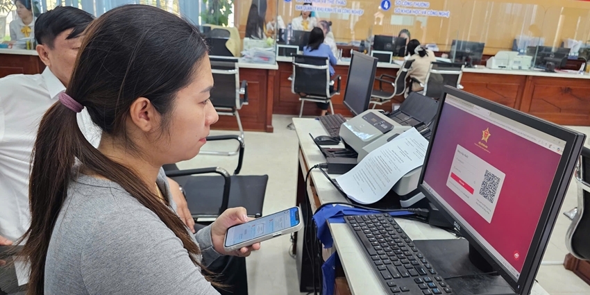 Residents carrying out online administrative procedures at Hue Public Administrative Service Center