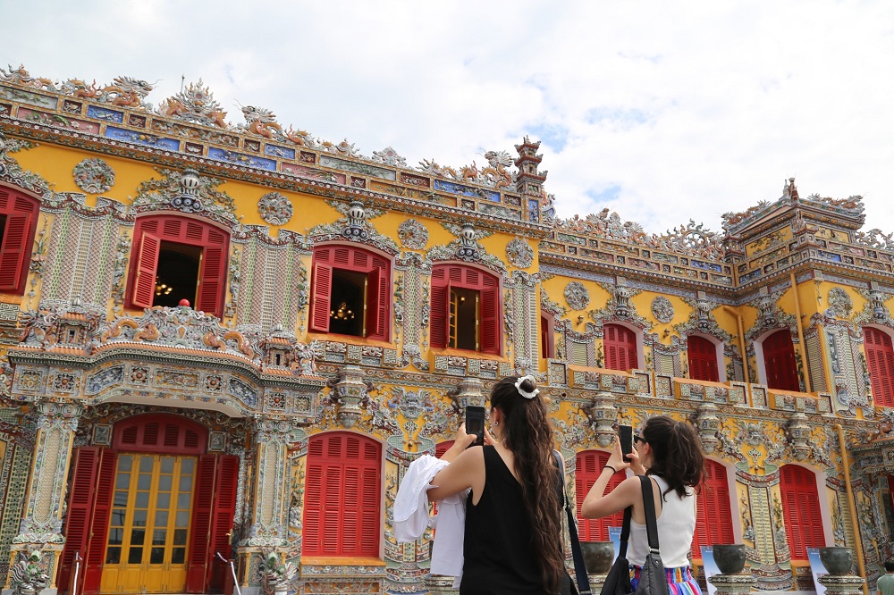 Du khách có thể ngạc nhiên trước những kiến trúc tinh xảo, xa hoa và hoàn mỹ của những điện đài, lăng tẩm ở cung đình Huế, nhưng không mấy ai biết rằng, sự nguy nga ấy được khởi đầu từ thứ cực kỳ mộc mạc và chân phương: Mảnh vỡ của sành sứ.