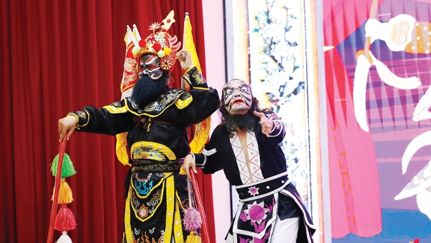  Artists stage the excerpt “On Dinh Chem Ta” (On Dinh Beheads the General) from the play “Son Hau”