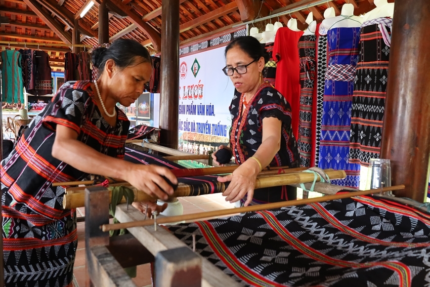 Artisans demonstrate the Zèng weaving technique