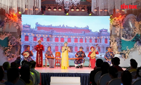 Các nghệ sĩ biểu diễn Ca Huế.