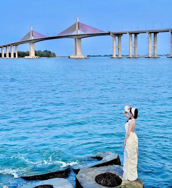 Cầu vượt cửa biển Thuận An