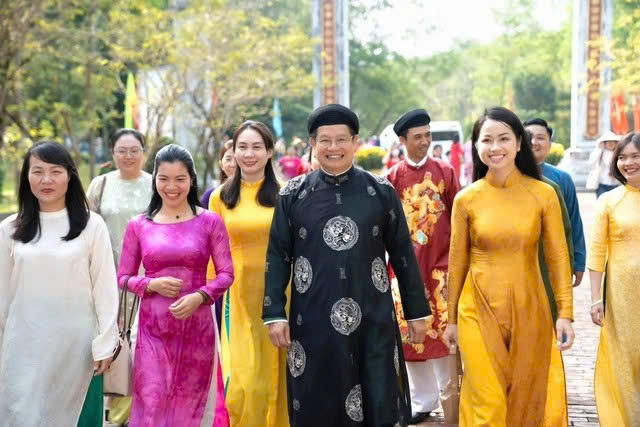 Huế đang hướng tới cách tiếp cận sâu hơn, xem áo dài như một không gian văn hóa, một hệ giá trị sống và một phần của bản sắc dân tộc.