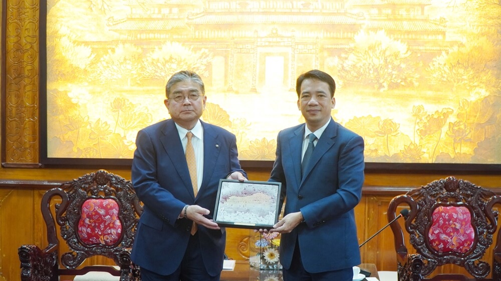 Phó Chủ tịch UBND thành phố Trần Hữu Thùy Giang tặng quà lưu niệm cho ông Fukutani Takeo, Phó Thống đốc tỉnh Nara