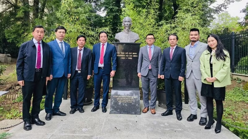 Đoàn công tác thăm và làm việc với Đại sứ quán Việt Nam tại Cộng hòa Áo.