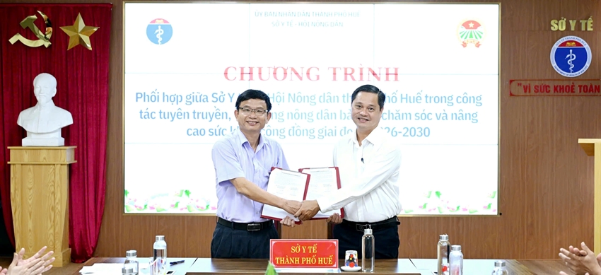 Lãnh đạo 2 đơn vị tại lễ ký kết 