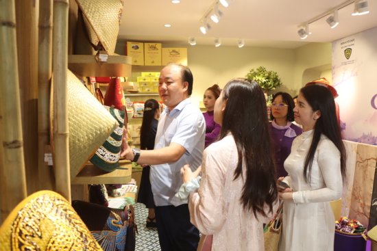 Các gian hàng thu hút đông đảo khách tham quan đến mua sắm.