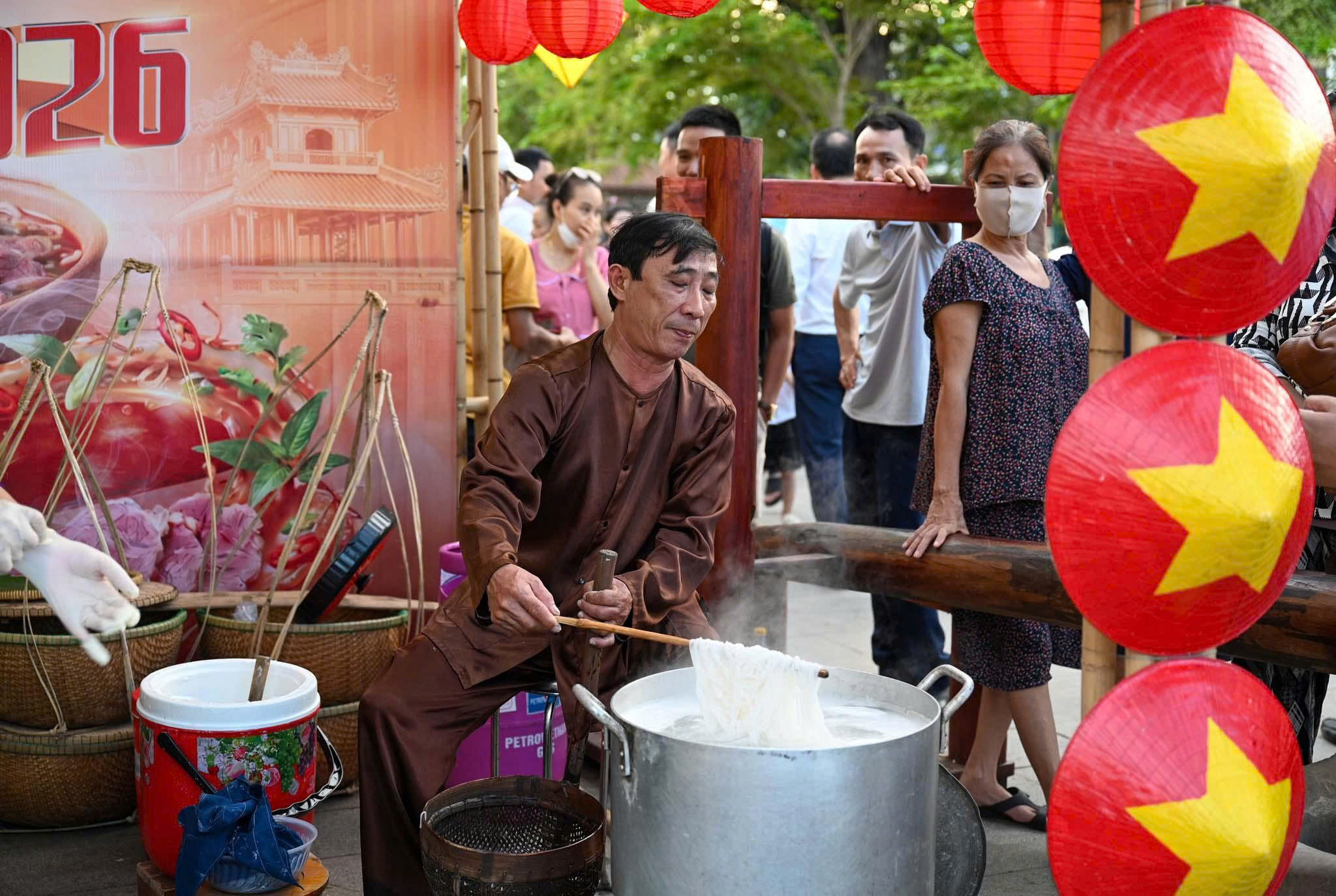 The event is hosted by the Department of Tourism to honor the iconic dish of the Ancient Capital and affirm the position of Vietnamese cuisine on the international map.
