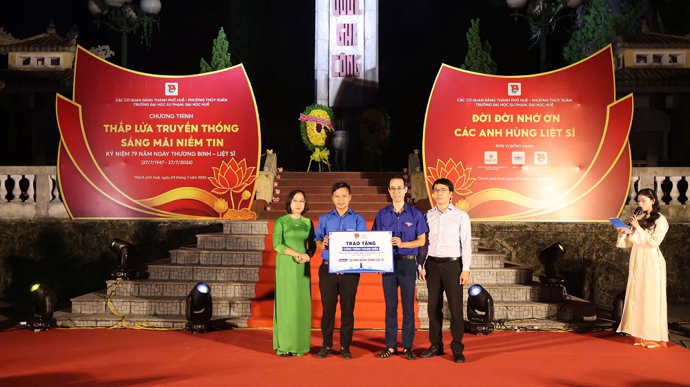 Đại diện lãnh đạo HueCIT bàn giao công trình số hóa nghĩa trang liệt sĩ phường Thủy Xuân nhân kỷ niệm 79 năm Ngày Thương binh - Liệt sĩ 