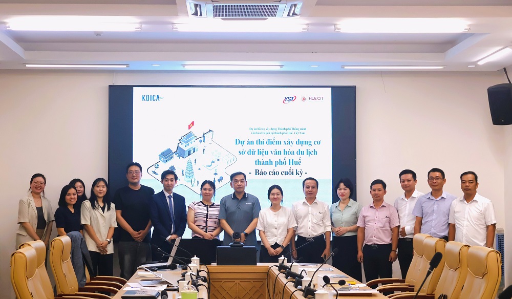 Đại biểu chụp hình lưu niệm tại chương trình