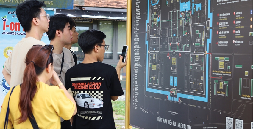 Khách tìm hiểu thông tin khi đến tham quan Huế 