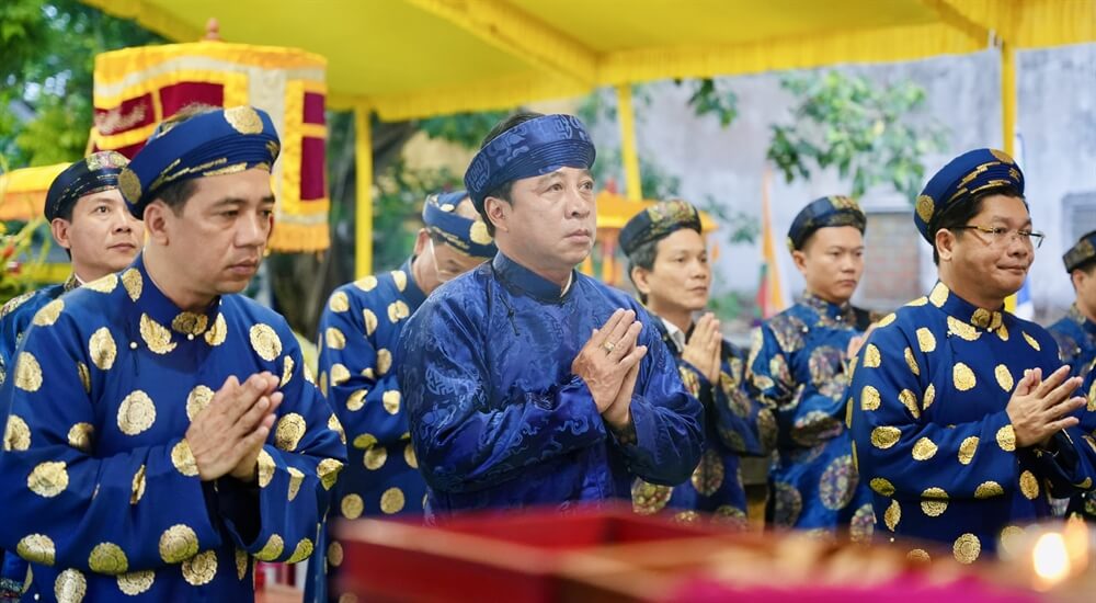Các đồng chí lãnh đạo thực hiện nghi thức tế đàn Âm hồn