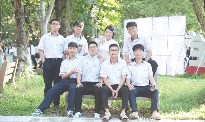 Bùi Lê Quốc Anh (người đầu tiên bên phải, hàng sau) chụp ảnh lưu niệm cùng bạn bè 