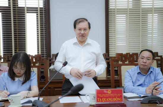 Thứ trưởng Bộ Văn hóa, Thể thao và Du lịch Tạ Quang Đông phát biểu tại buổi làm việc