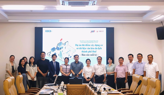 Đại biểu chụp hình lưu niệm tại chương trình
