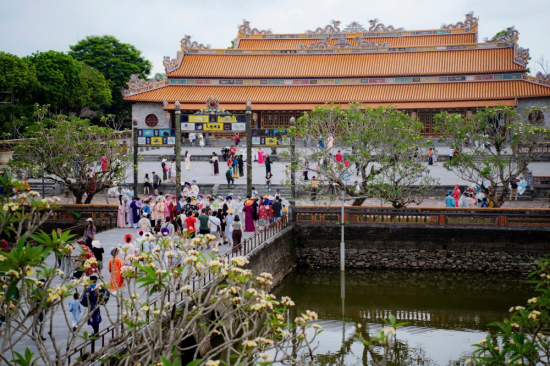 Du khách tham quan khu di sản Hoàng cung Huế. Ảnh: Đ.H