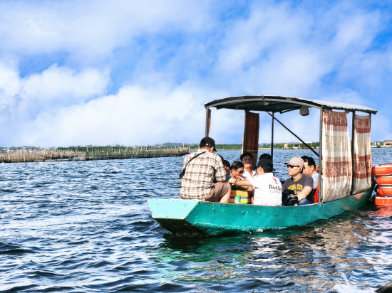 Take a boat ride to admire the poetic natural landscape