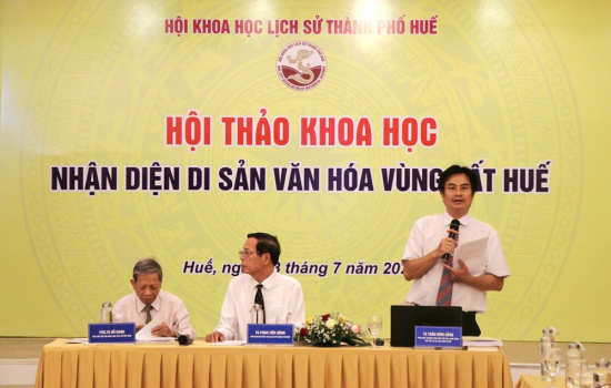 Các đại biểu chủ trì Hội thảo khoa học "Nhận diện văn hóa di sản vùng đất Huế". Ảnh: S.Thùy