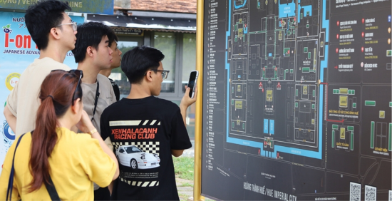 Khách tìm hiểu thông tin khi đến tham quan Huế 