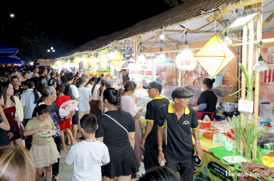  Đông đảo người dân và du khách đến trải nghiệm chương trình Huế - Kinh đô ẩm thực 2026