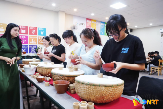 Du khách tham gia workshop trải nghiệm “Giọt Phấn” do nhóm dự án “Nụ Xưa Nét Nay” tổ chức tại phường An Hải. Ảnh: LÂM VIÊN