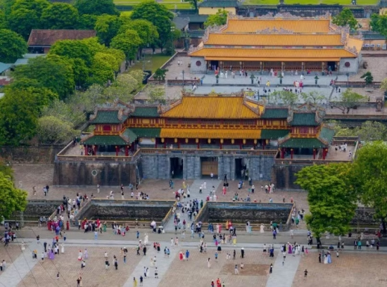 Du khách vào tham quan Đại Nội Huế đông trong những ngày lễ.