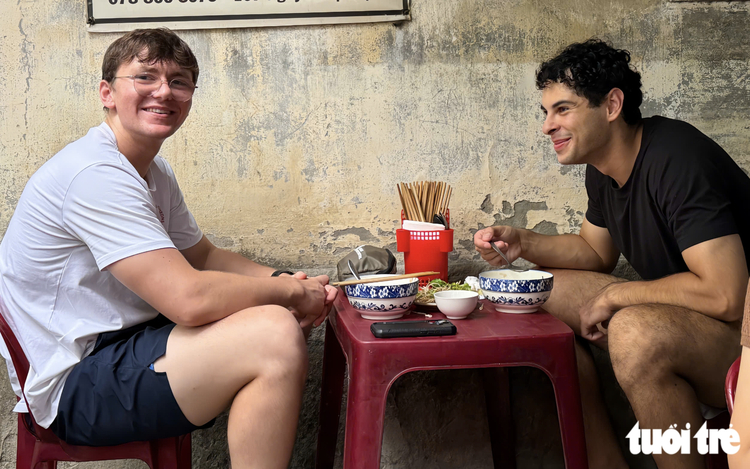 Foreign tourists enjoy bowls of wood-fired bun bo at Be’s eatery in Hue City, central Vietnam. Photo: Ba Toan / Tuoi Tre