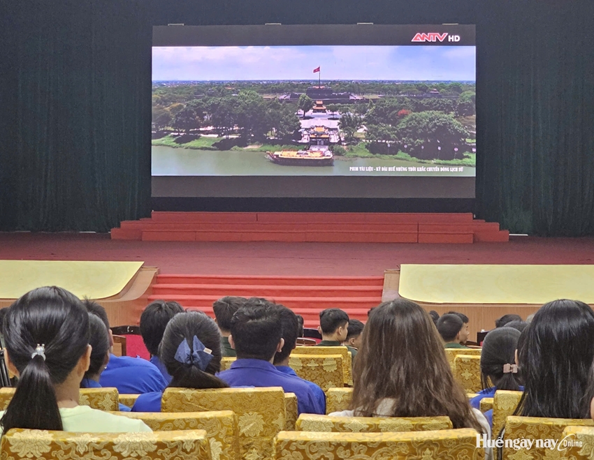 Bộ phim tài liệu Kỳ đài Huế - Những thời khắc chuyển dòng lịch sử mở màn cho Tuần phim.
