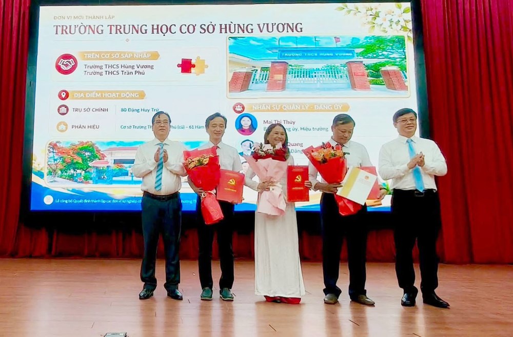 Lãnh đạo phường Thuận Hóa trao quyết định cho cán bộ quản lý Trường THCS Hùng Vương mới sau sắp xếp. Ảnh: CTV