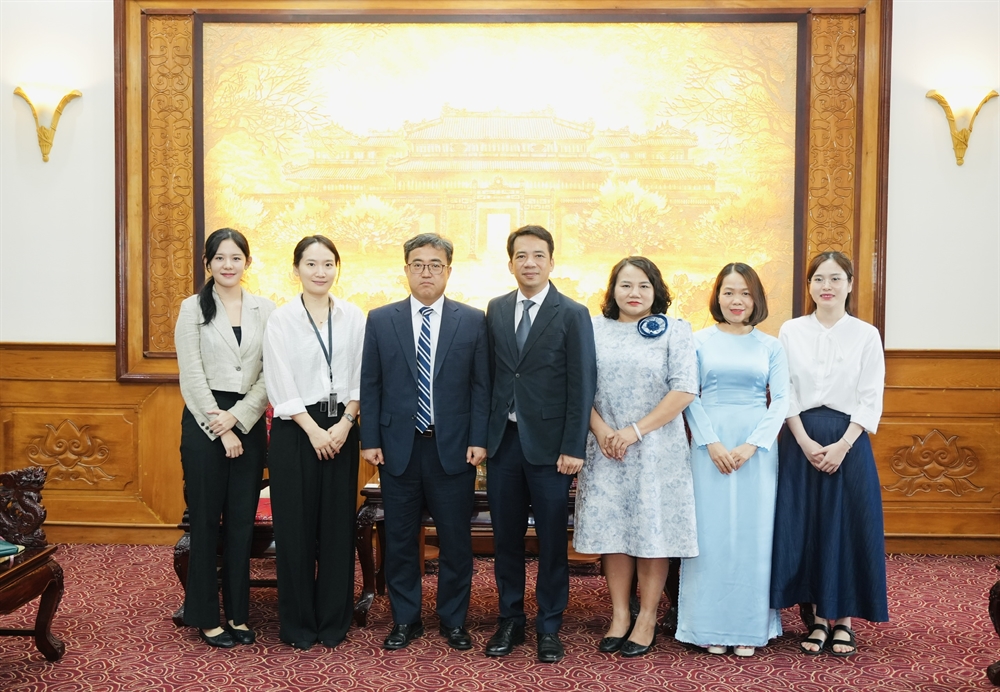 Lãnh đạo thành phố chụp ảnh lưu niệm cùng Đoàn công tác