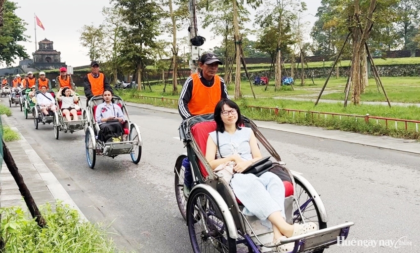 Xích lô đưa du khách đến các điểm ăn uống, tuyến phố đi bộ để thưởng thức đặc sản. Ảnh: NQ 