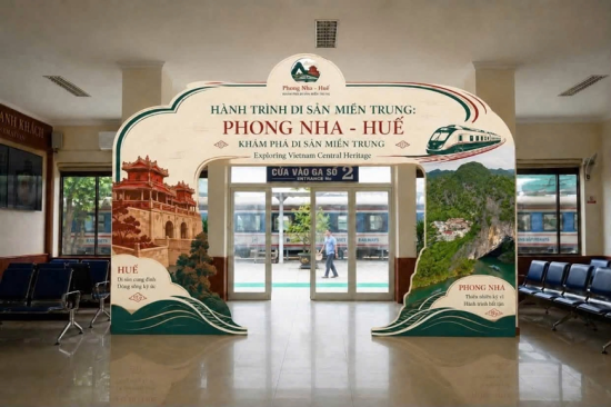 Đoàn tàu kết nối Huế - Quảng Trị đi qua nhiều điểm đến với các kỳ quan, di tích. Ảnh: VNR 