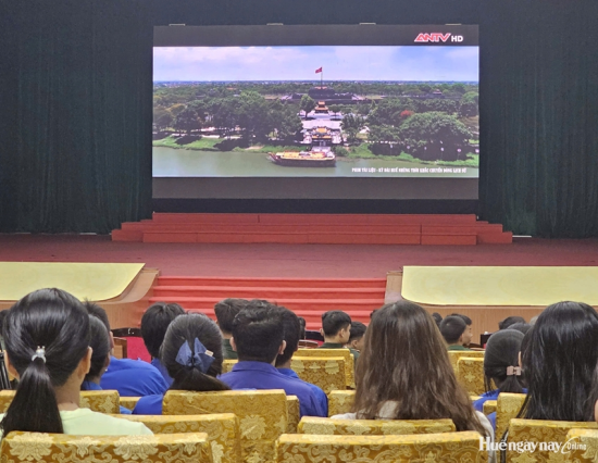 Bộ phim tài liệu Kỳ đài Huế - Những thời khắc chuyển dòng lịch sử mở màn cho Tuần phim.