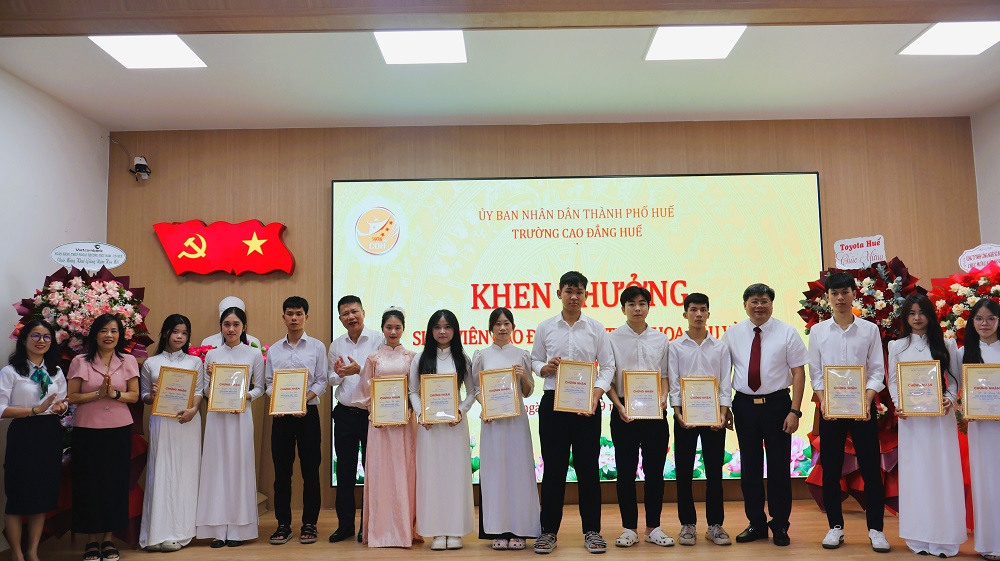 Trường Cao đẳng Huế trao học bổng khuyến nghề cho sinh viên thủ khoa đầu vào tại Lễ Khai giảng năm học mới