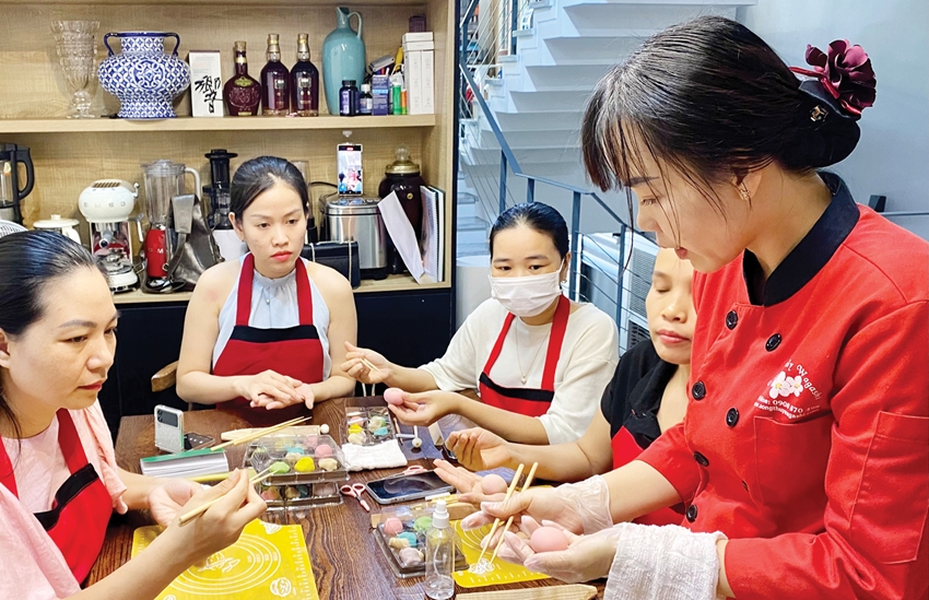  Chăm chút từng chi tiết khi làm bánh wagashi. 
