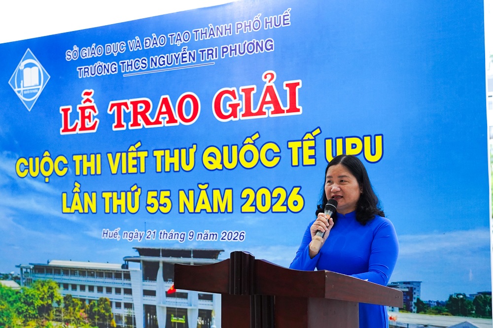 Bà Nguyễn Thị Diệu Trang - Hiệu trưởng Trường THCS Nguyễn Tri Phương phát biểu tại Lễ Trao giải