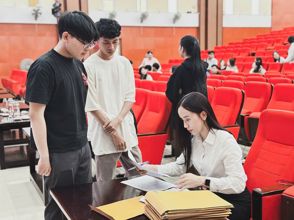 Các lưu học sinh Lào được thầy cô hướng dẫn hoàn tất các thủ tục nhập học và lựa chọn ngành đào tạo phù hợp tại chương trình