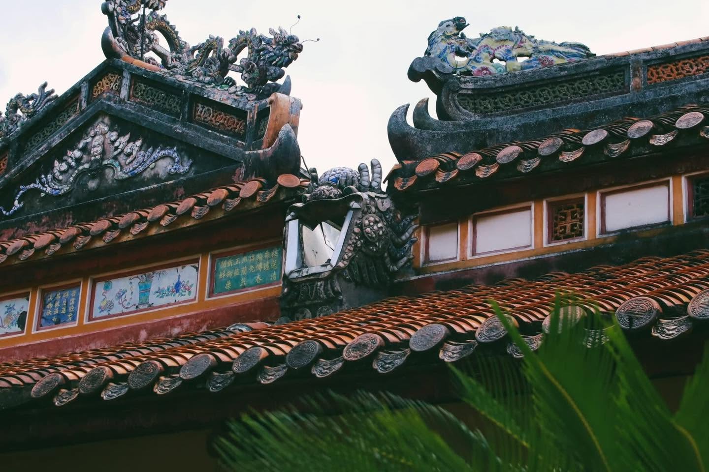 Máng xối trên mái các công trình kiến trúc cung đình Huế