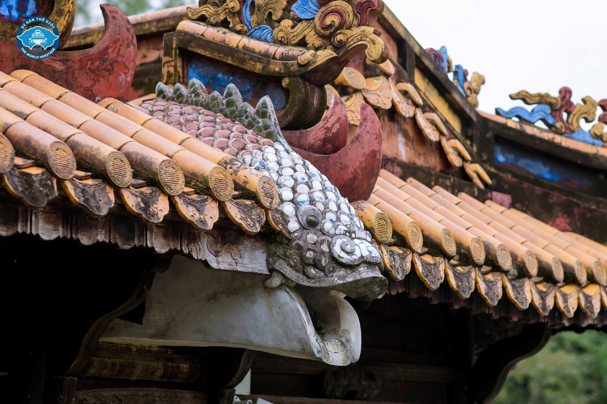 Máng xối trên mái các công trình kiến trúc cung đình Huế