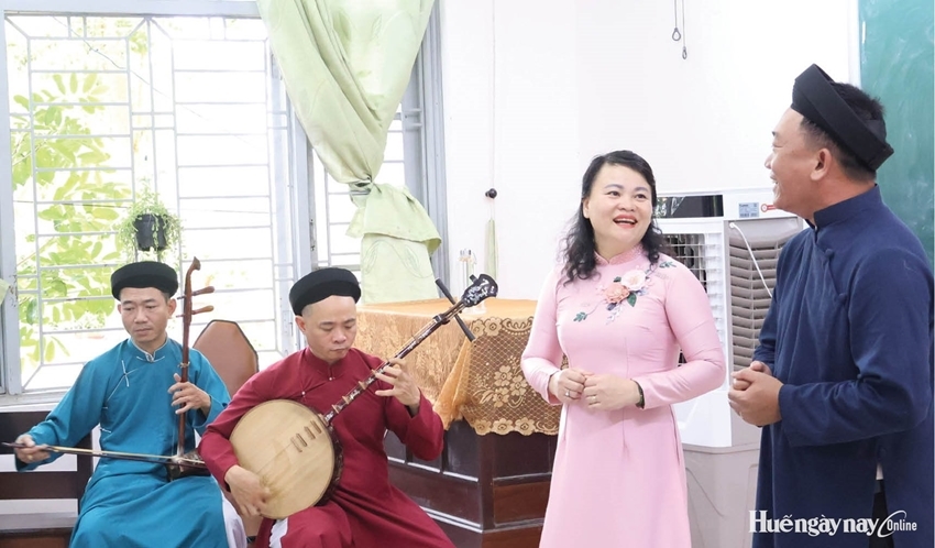 Teachers during a Ca Hue training session. Photo: TCVH 