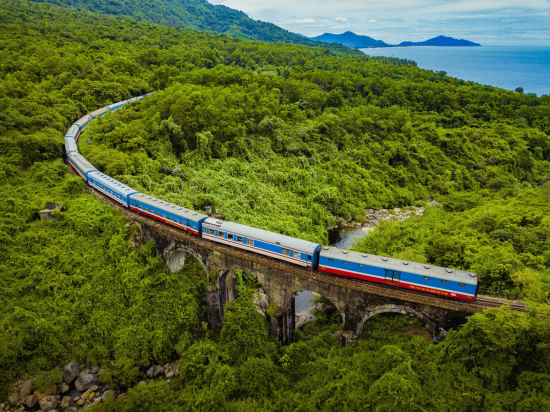 Train passing by Hai Van Pass (Photo: hoianphotoguide@gmail.com)