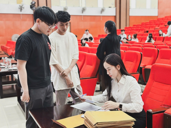 Các lưu học sinh Lào được thầy cô hướng dẫn hoàn tất các thủ tục nhập học và lựa chọn ngành đào tạo phù hợp tại chương trình