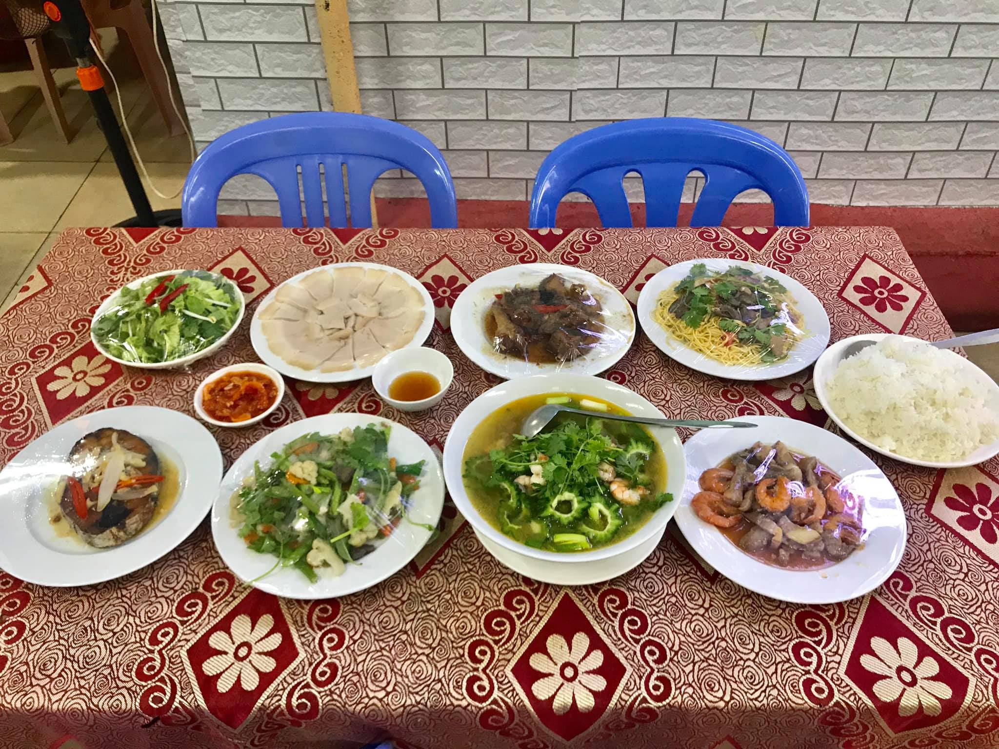 Quán cơm chuẩn vị Huế 