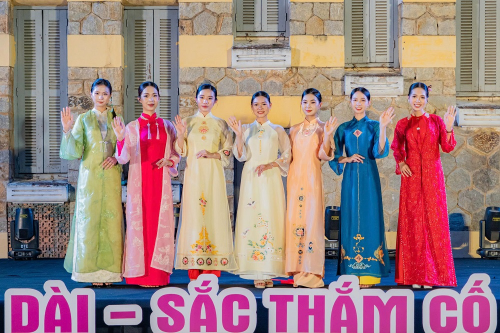 Áo dài - Sắc thắm Cố đô