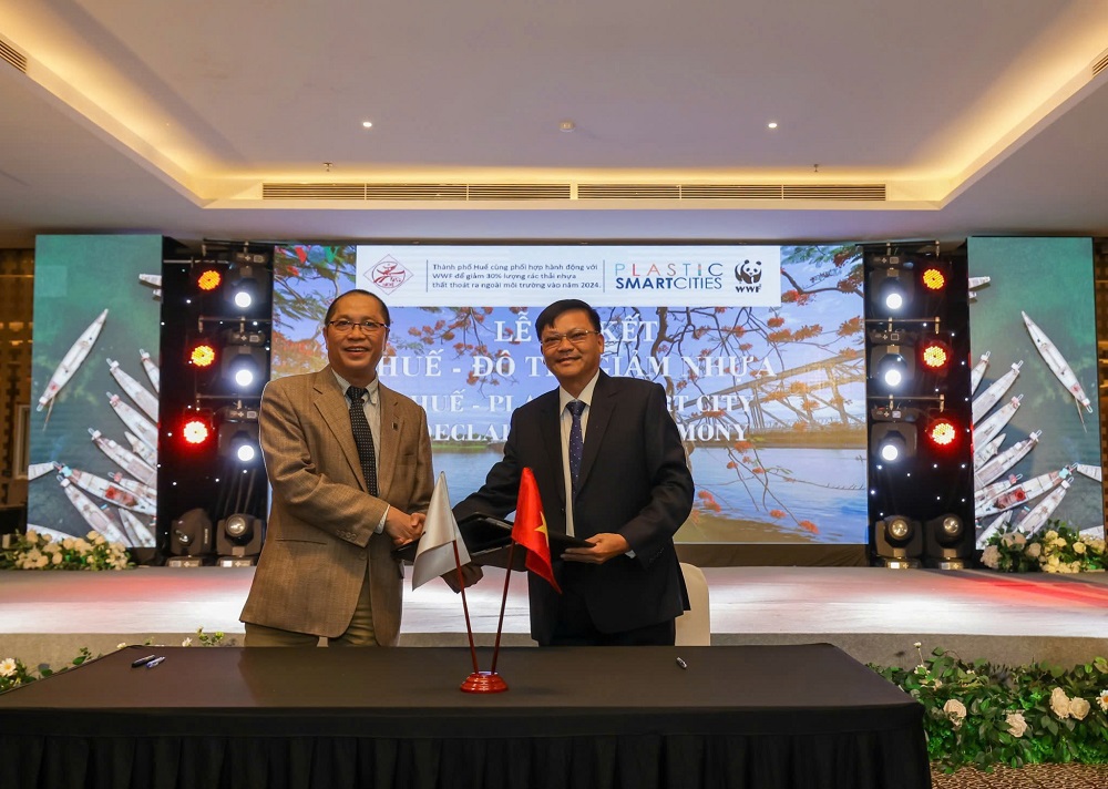 Đại diện lãnh đạo WWF-Việt Nam và Thành phố Huế ký cam kết đưa thành phố Huế trở thành Đô thị giảm nhựa Đại diện lãnh đạo WWF-Việt Nam và Thành phố Huế ký cam kết đưa thành phố Huế trở thành Đô thị giảm nhựa