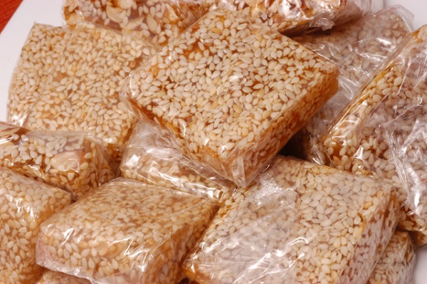 Mè xửng, một loại bánh đặc sản Huế, được làm từ mè hay còn gọi là vừng